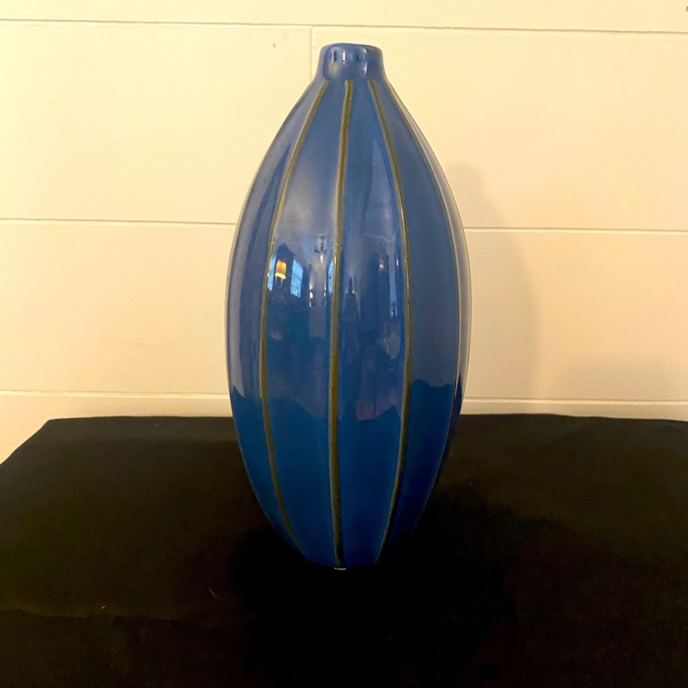 MEDIUM BLUE RIBBED TAPERED CERAMIC MODERN TEARDROP BUD VASE 9" TALL 5" WIDTH